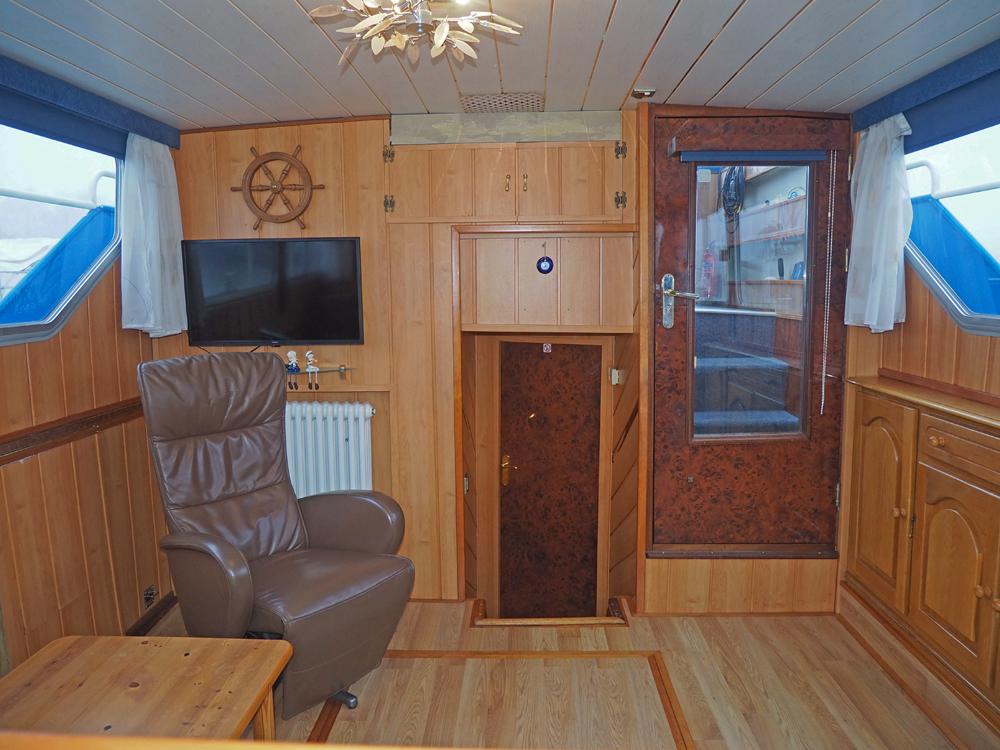 Saloon, Accommodation
